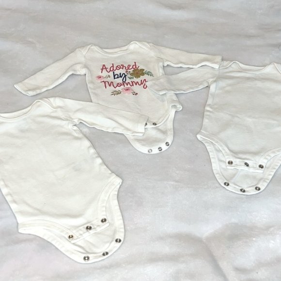 3 Onesies 2 Plain and 1 With A Decorative Design For Mom 3 - 6 Months - Picture 1 of 7